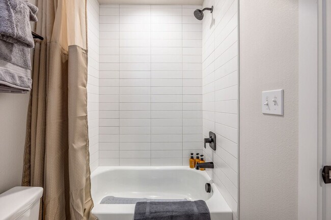 Building Photo - 1600 S Washington St