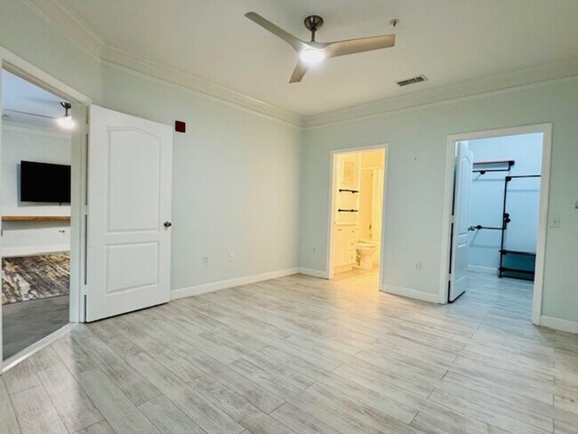 Building Photo - 8842 Villa View Cir