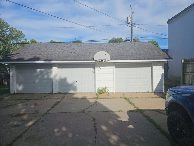 Building Photo - Single Family Home w/ Detached Garage