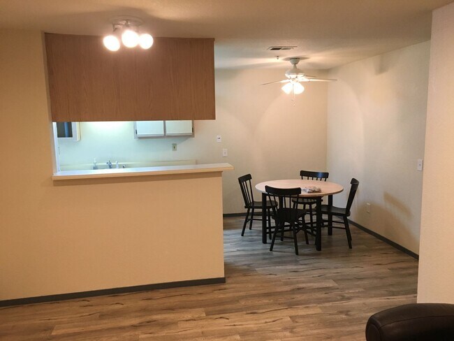 Building Photo - 3 bedroom 2 bath Windsong Condo ~ Includes...