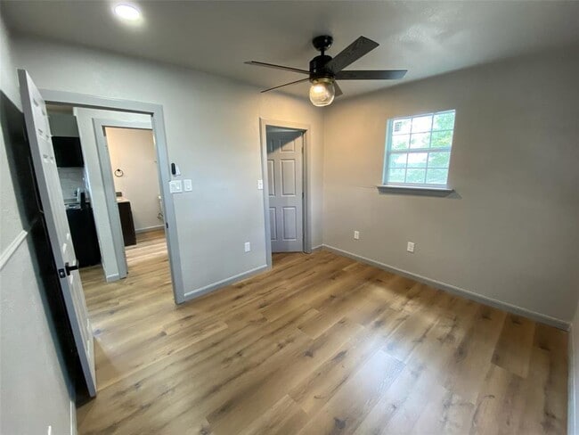 Building Photo - 127 Clearview Dr