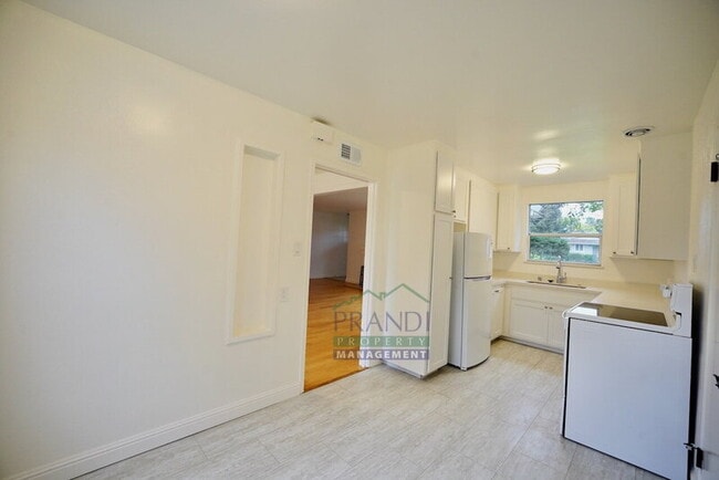 Building Photo - 740 Bradley Ave