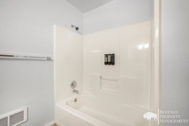 Building Photo - Spacious 6-Bedroom Home with Garden Oasis in Idaho Falls