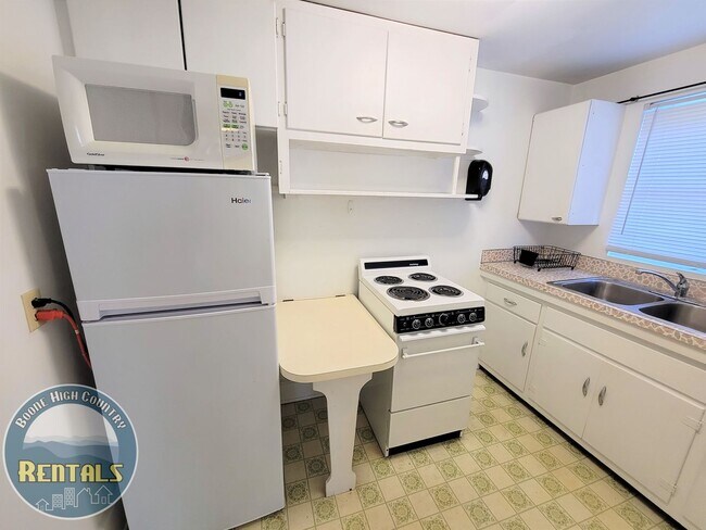 Building Photo - 915 Blowing Rock Rd