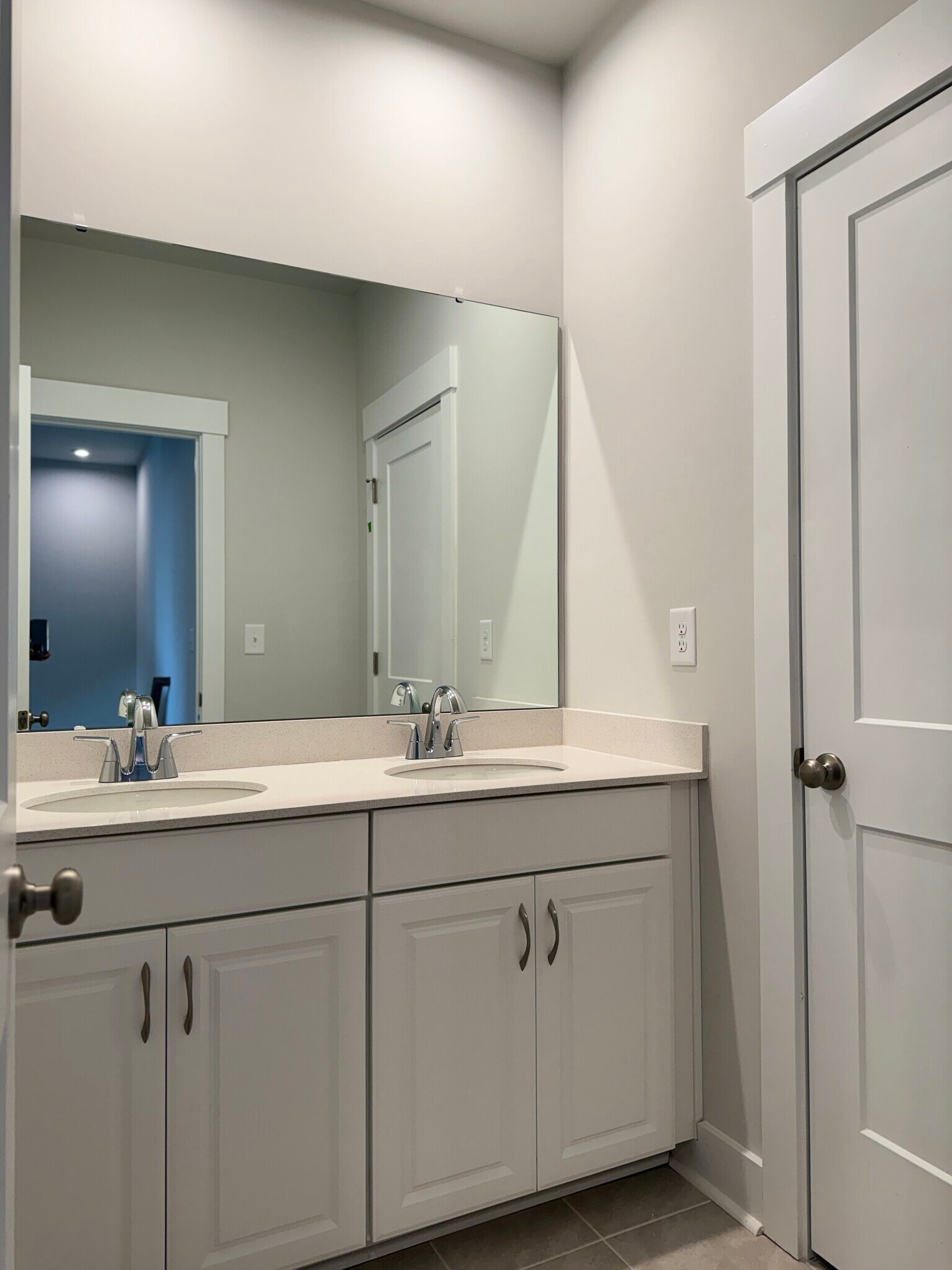 Building Photo - 9637 Munsing Dr