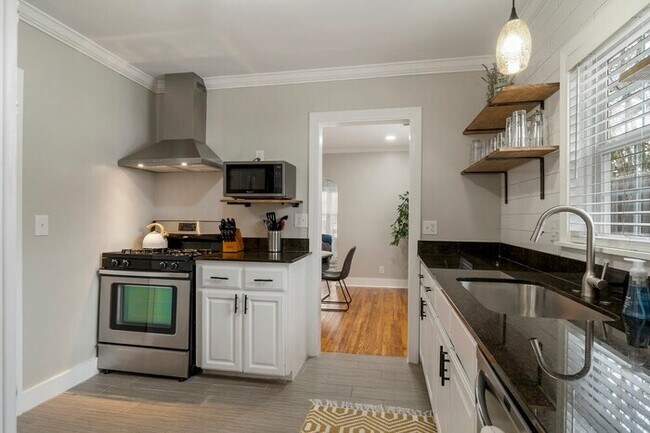 Building Photo - Enchanting Home @TU & Cherry Street
