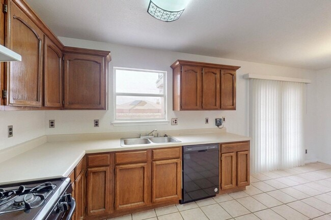 Building Photo - Beautiful 4 bedroom, 2 bath home in Northeast El Paso!