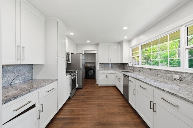 Building Photo - Midtown Tulsa | 3 Bed | 2 Bath | Recently Renovated