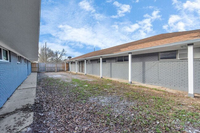 Building Photo - NICE 2 BEDROOM 1 BATH WITH 1600 SF