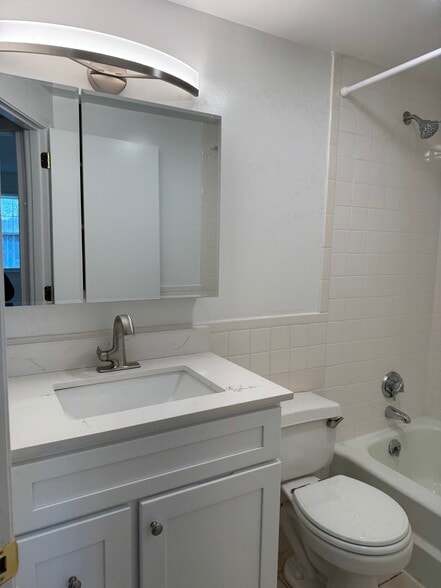 Building Photo - 14 Colonial Rd