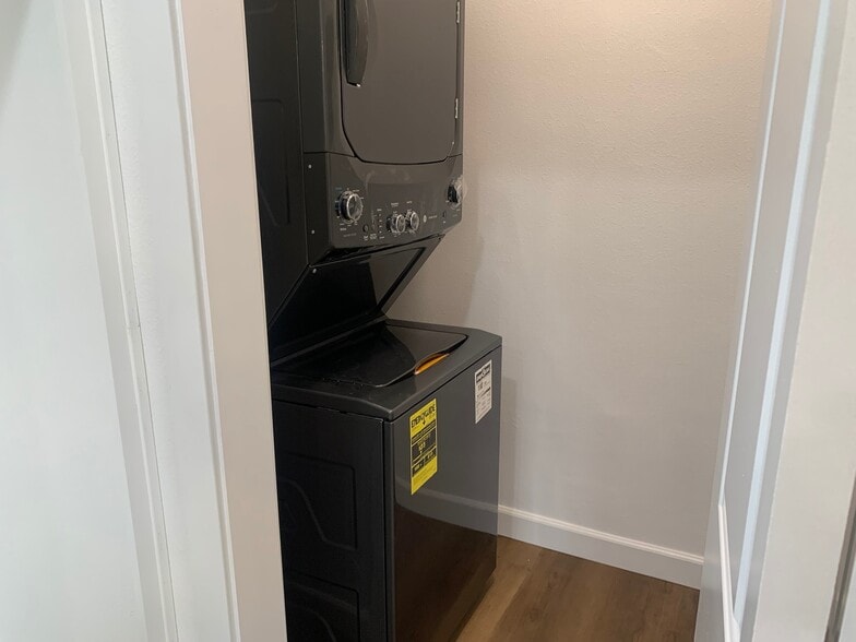 Building Photo - 1227 E 7th St