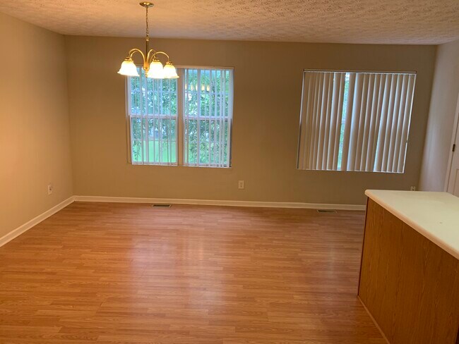 Building Photo - 5650 Strathmoor Manor Cir