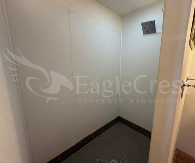 Building Photo - Large 8-Bedroom Home Across from Whitman College – Lawn Care Included