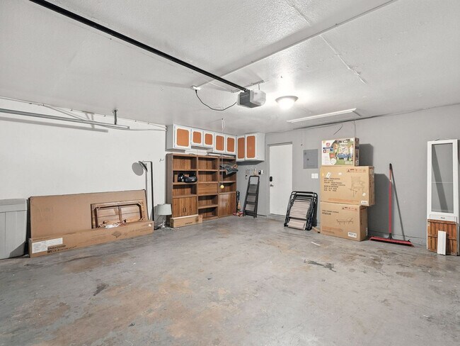 Building Photo - 1541 E Hope St