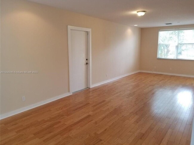 Building Photo - LARGE 3-bed, 3-bath townhome with 2-car ga...