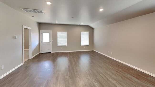 Building Photo - 2740 Dennis Dr