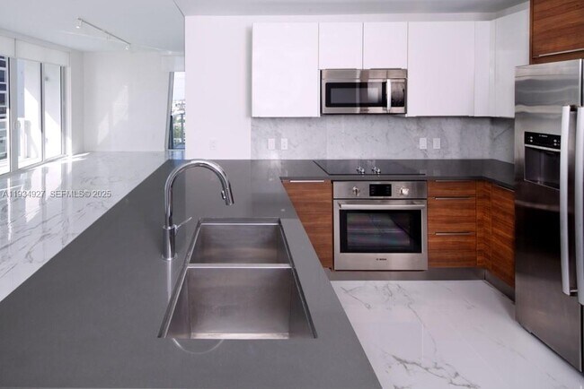 Building Photo - 601 NE 27th St