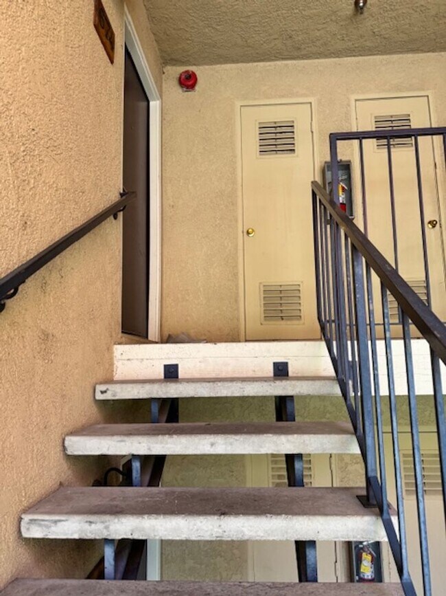 Building Photo - Now leasing beautiful one bedroom home!