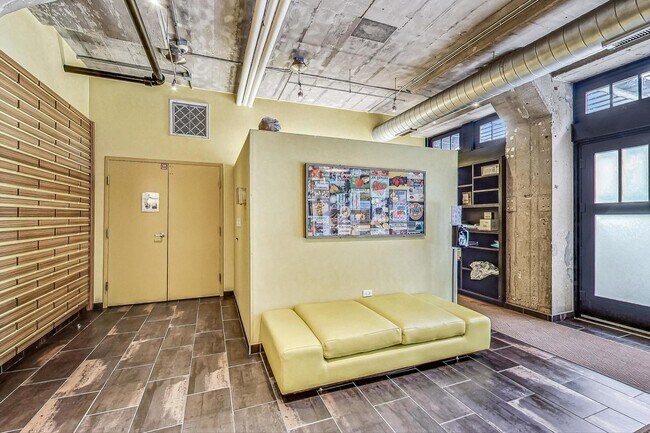 Building Photo - 1111 W 14th Pl