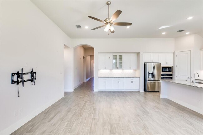 Building Photo - 5853 Bianca Dr