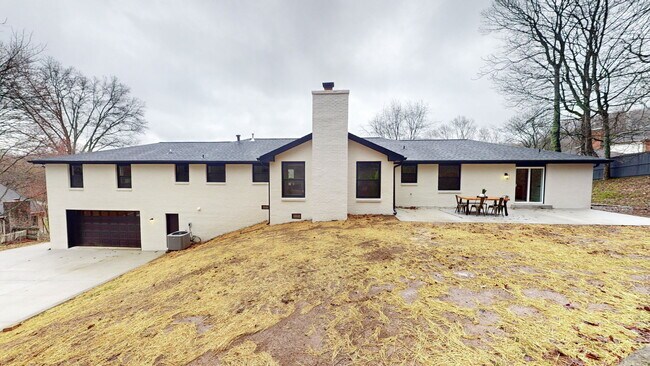 Building Photo - 5527 Hillview Dr