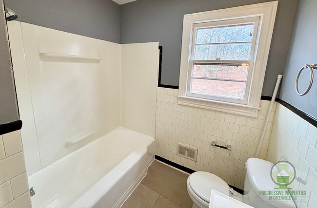 Building Photo - 122 Woodland Dr