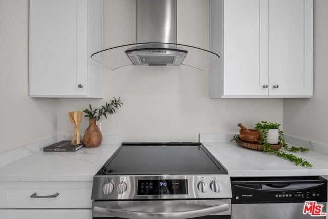 Building Photo - 10747 Wilshire Blvd