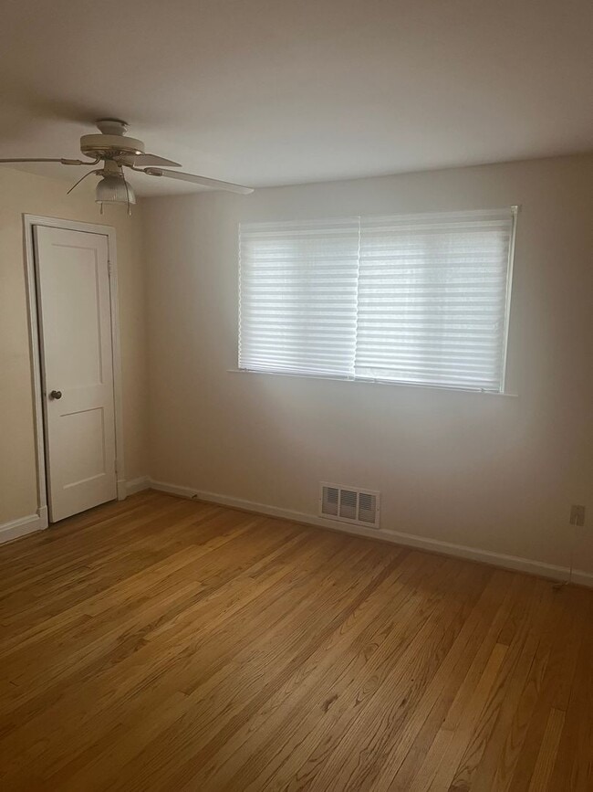 Building Photo - 3bed 1.5 Bathroom Townhome located 4353 Ro...