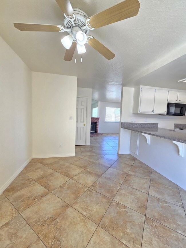 Building Photo - For Rent in California City – 3 Bed / 2 Ba...