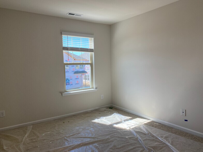Building Photo - Room in Townhome on Planters Trace Ln
