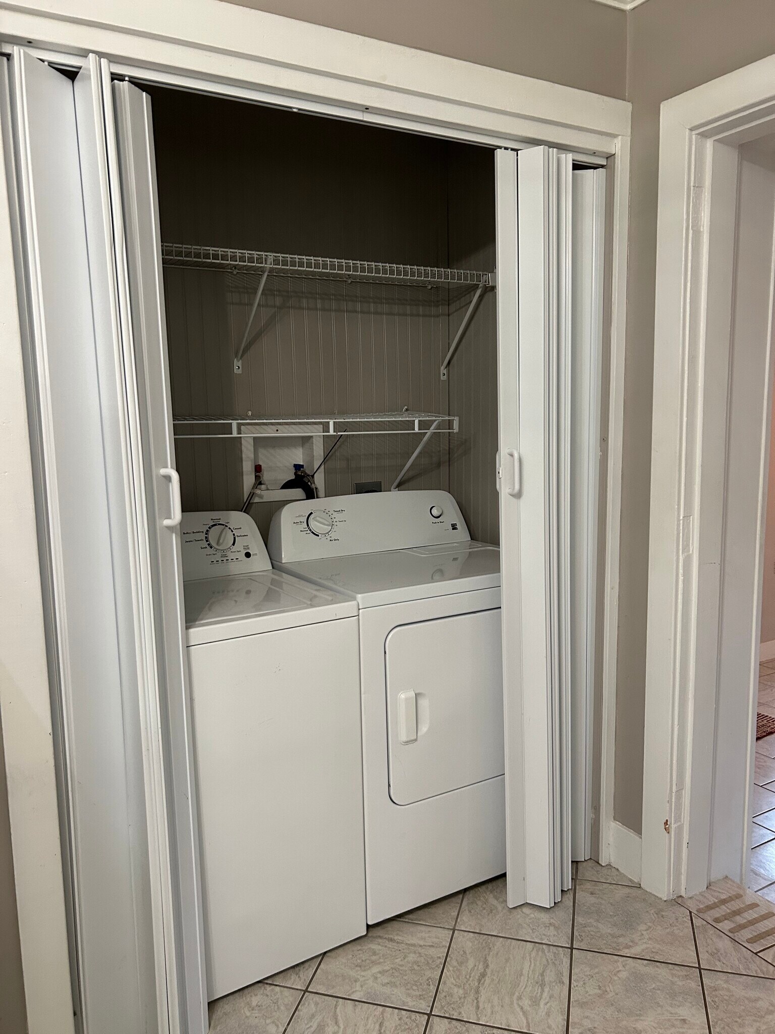 Building Photo - 661 Adluh St