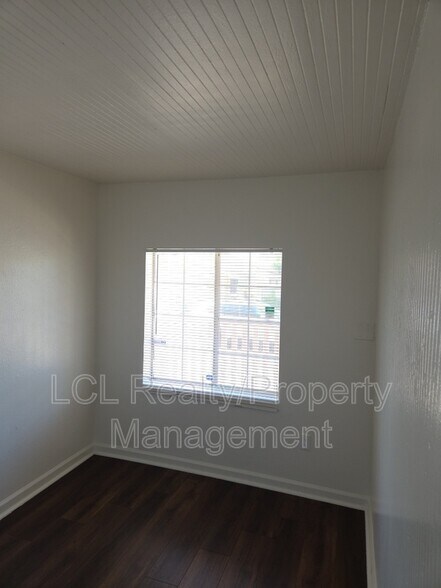 Building Photo - 1232 Vine St W