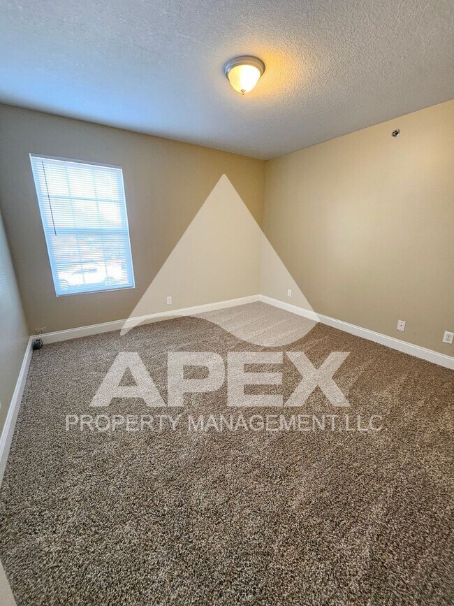 Building Photo - MOVE-IN SPECIAL,NO RENT TIL APRIL 1ST! - AVALON APARTMENT HOMES---NICE 3BD - 1BA Apartment off To...