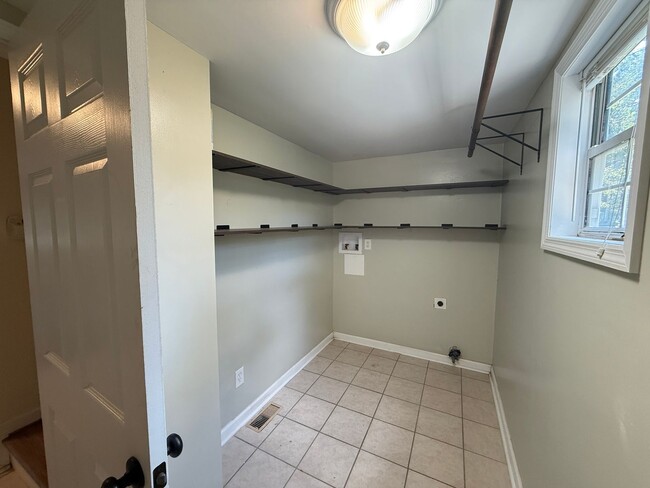 Building Photo - Cute 3 Bedroom Home on over an Acre in Ope...