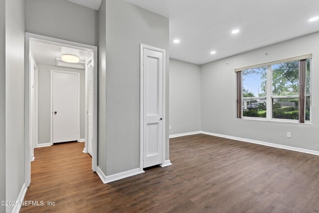 Building Photo - 6190 Mercer Cir E