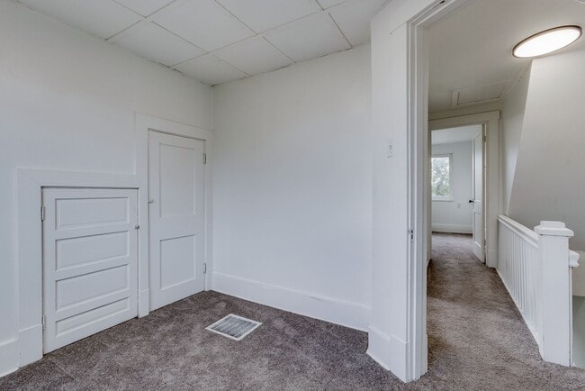 Building Photo - 2027 Eccles St