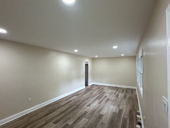 Building Photo - 408 Apple Dr