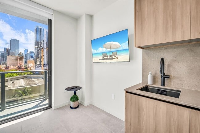 Building Photo - 121 NE 5th St