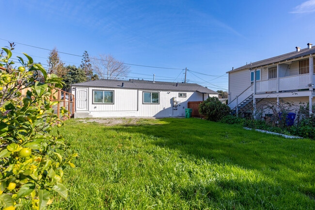 Building Photo - 1671 Mono Ave