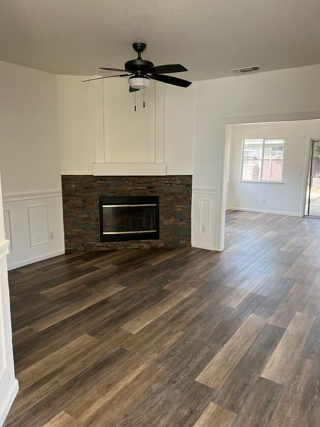 Building Photo - Spacious house in Elk Grove!