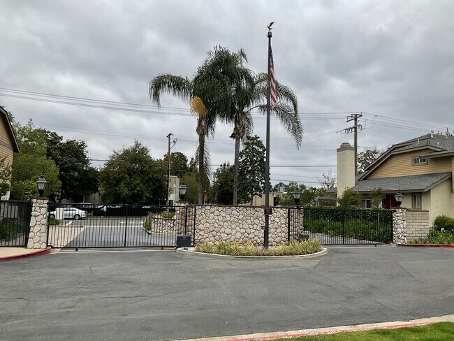 Building Photo - FOR LEASE 3 BEDROOM 2.5 BATH 2 Story Condo...
