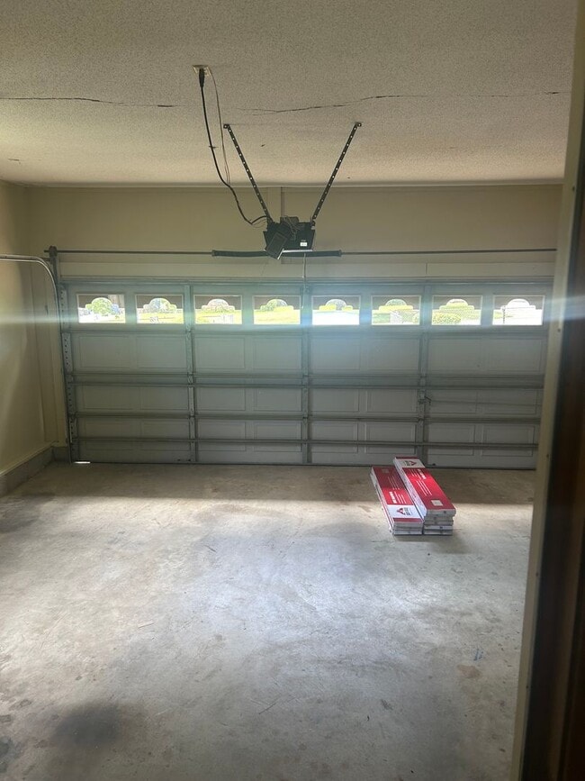 Building Photo - Contact Peggy Goodman 501 676 1758