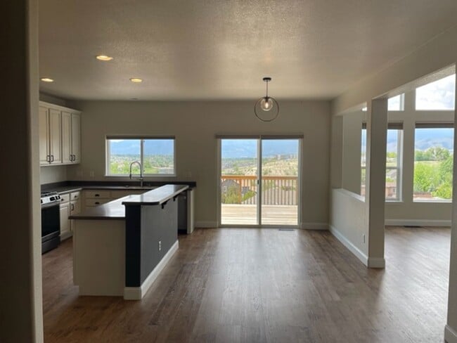 Building Photo - Stunning 4BD/3.5BA Briargate Home with Bre...