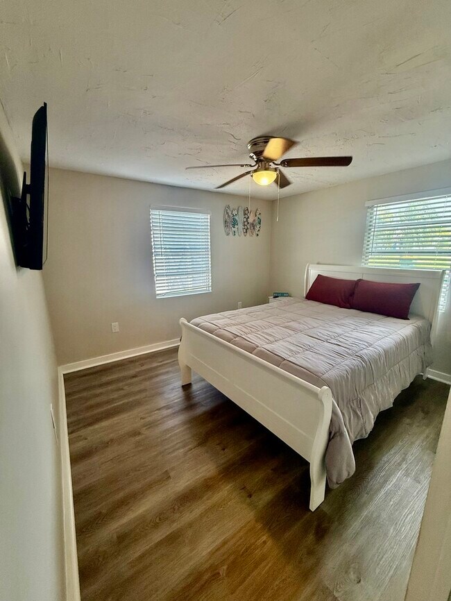 Building Photo - Charming Coastal Cottage with Huge Fenced Yard & Smart Tech!