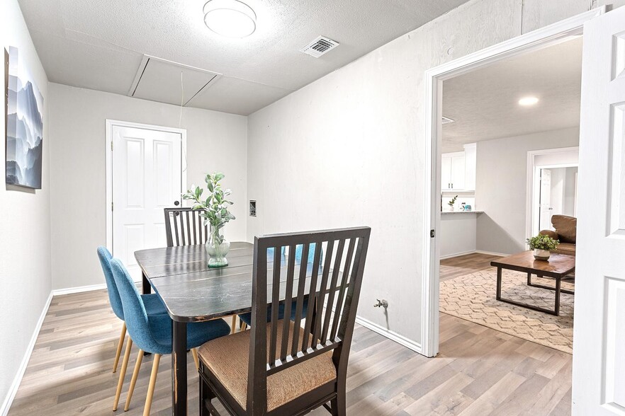 Building Photo - Conveniently located Fort Worth home with a welcoming atmosphere!