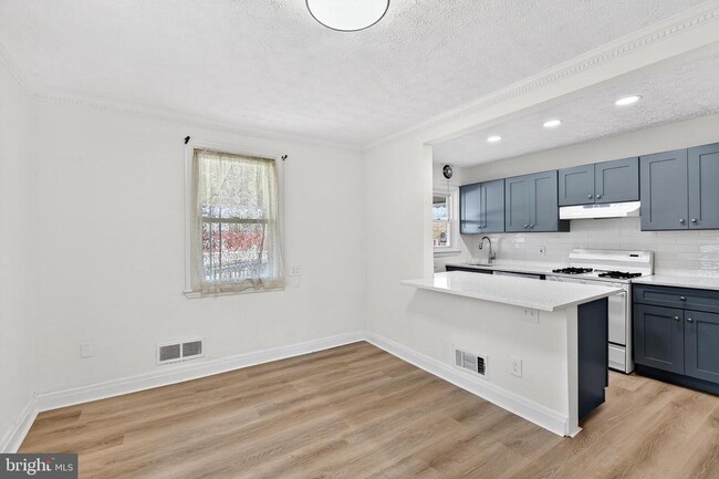 Building Photo - 1870 Yakona Rd