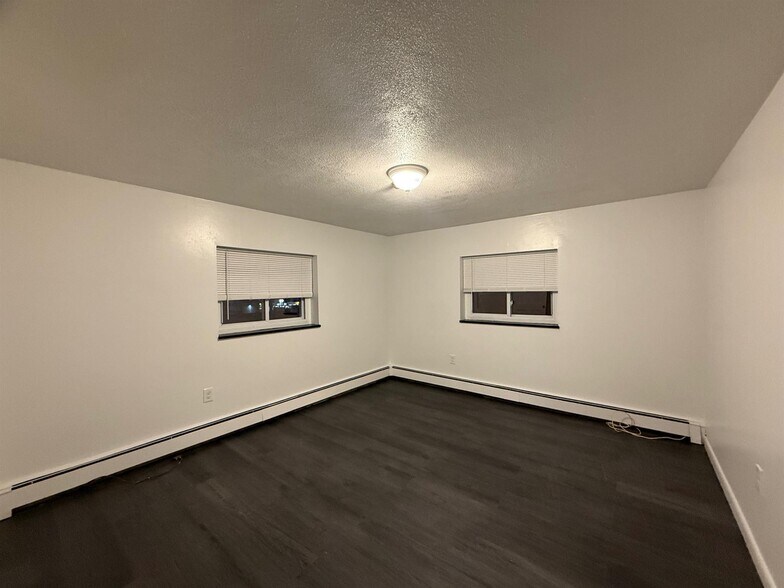 Building Photo - 240 Belmont St