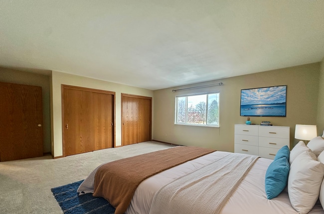 Building Photo - Charming Pewaukee Townhome with Modern Touches and Ample Space