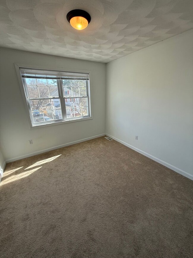 Building Photo - spacious three-bedroom townhouse!