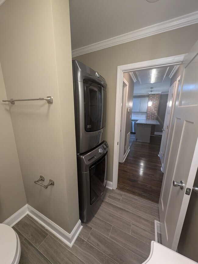 Building Photo - Two bedroom duplex, newly renovated